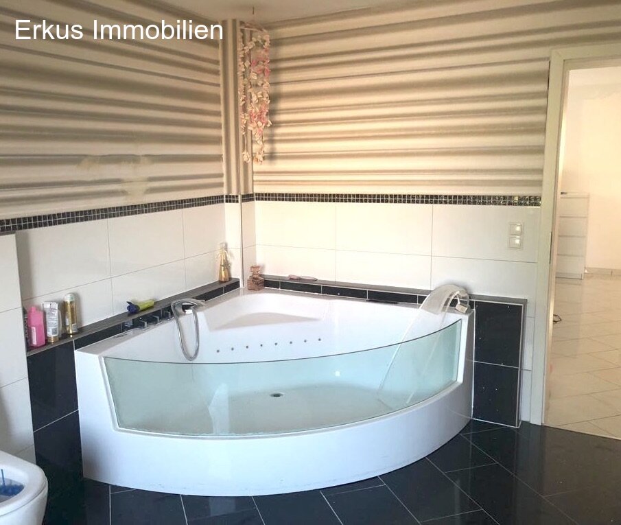 Freistehendes Haus mit Einliegerwohnung und schönem Garten!