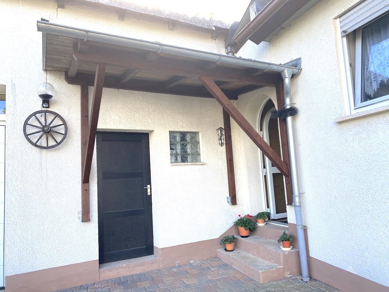 Einfamilienhaus mit 2 Garagen, Garten, in ruhiger Ortsrandlage!