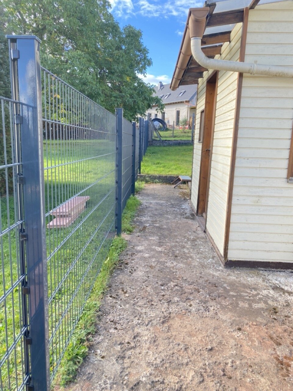 Einfamilienhaus mit 2 Garagen, Garten, in ruhiger Ortsrandlage!