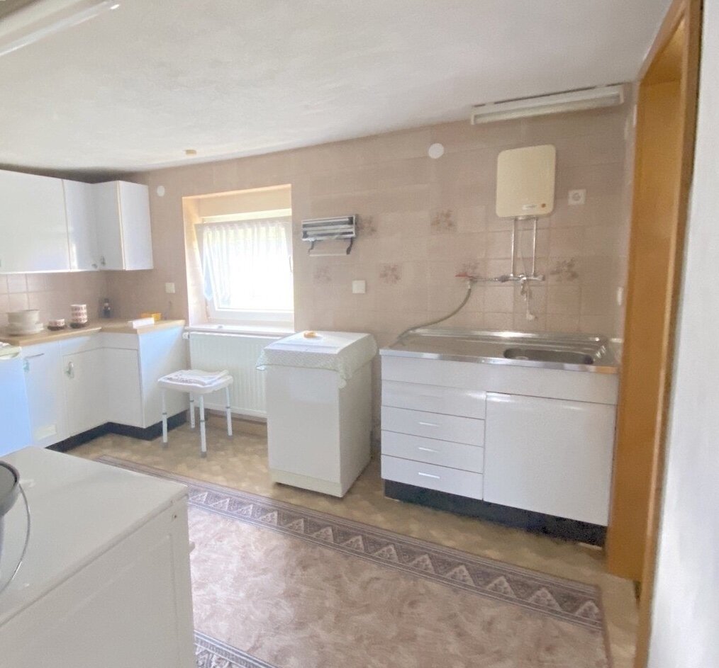 Einfamilienhaus mit 2 Garagen, Garten, in ruhiger Ortsrandlage!