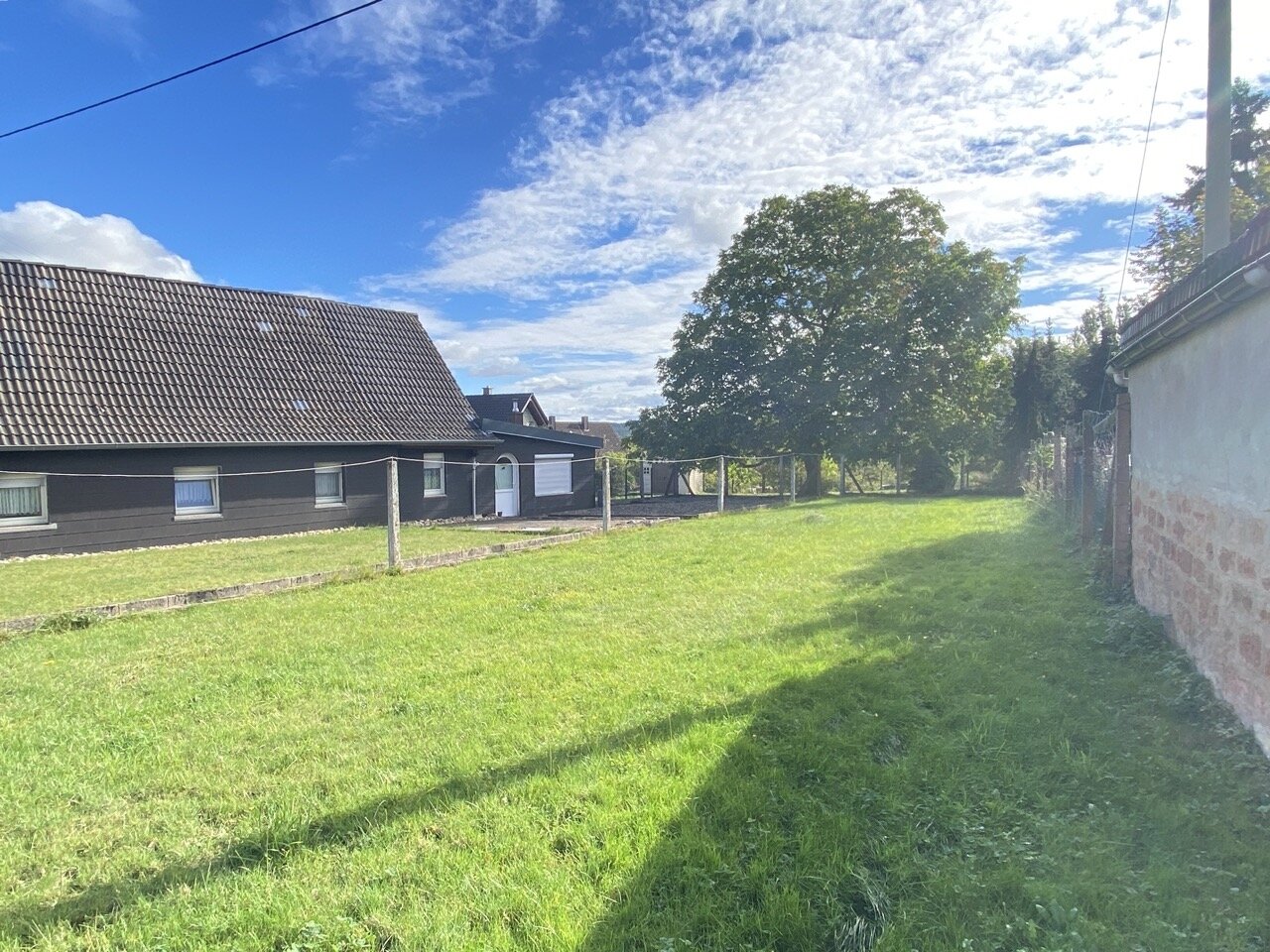 Einfamilienhaus mit 2 Garagen, Garten, in ruhiger Ortsrandlage!