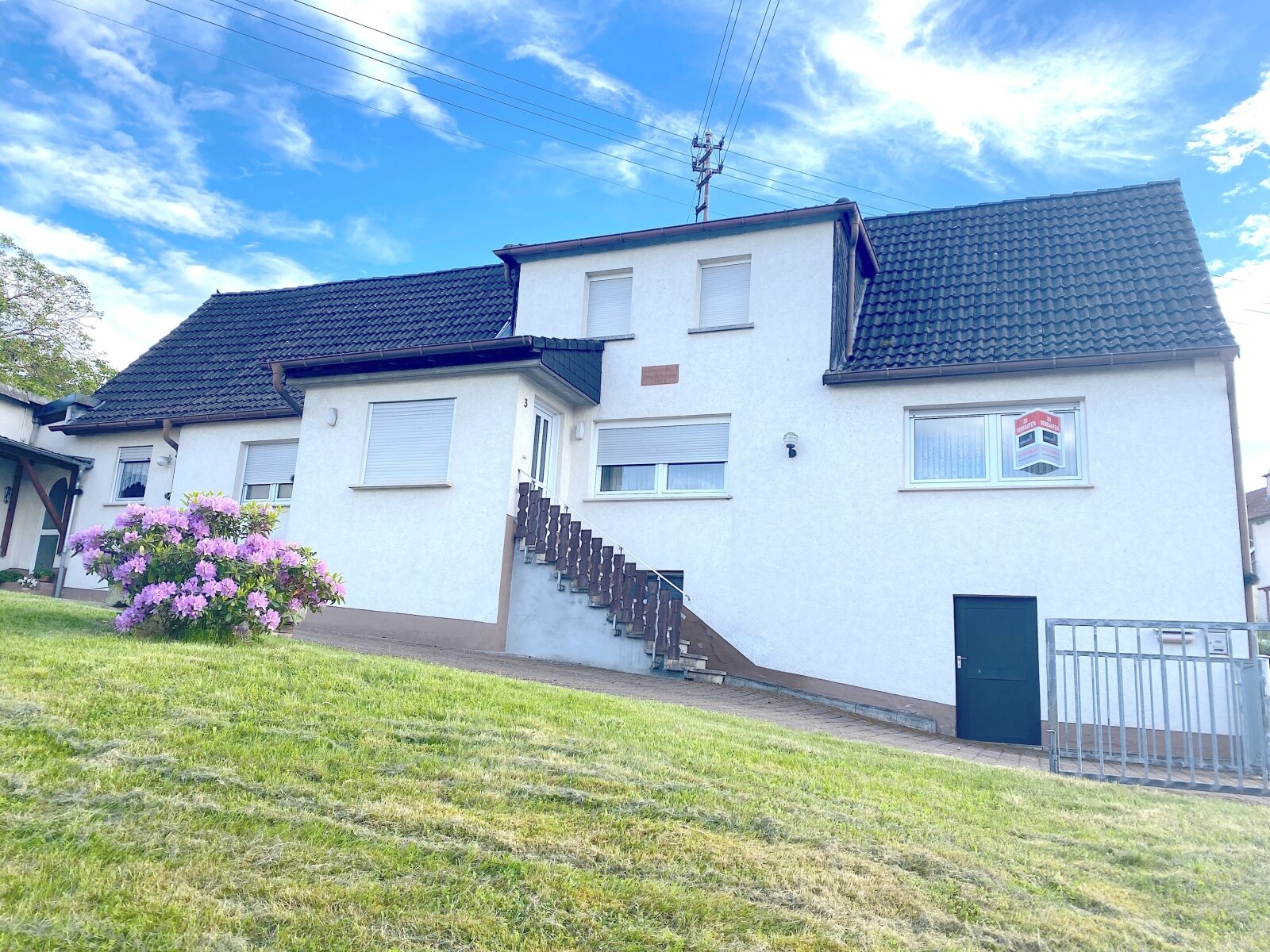 Einfamilienhaus mit 2 Garagen, Garten, in ruhiger Ortsrandlage!