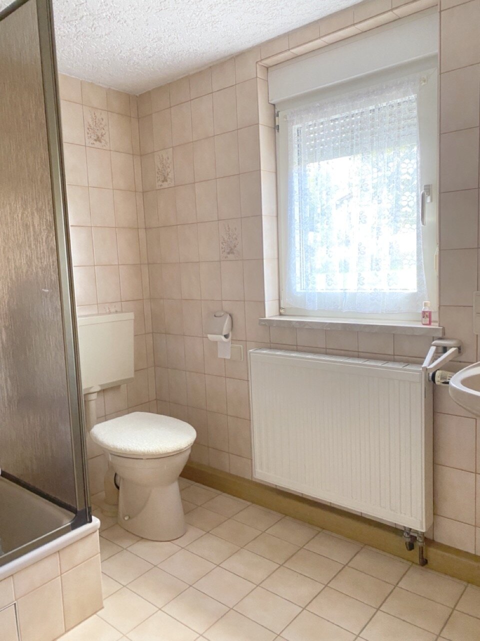 Einfamilienhaus mit 2 Garagen, Garten, in ruhiger Ortsrandlage!