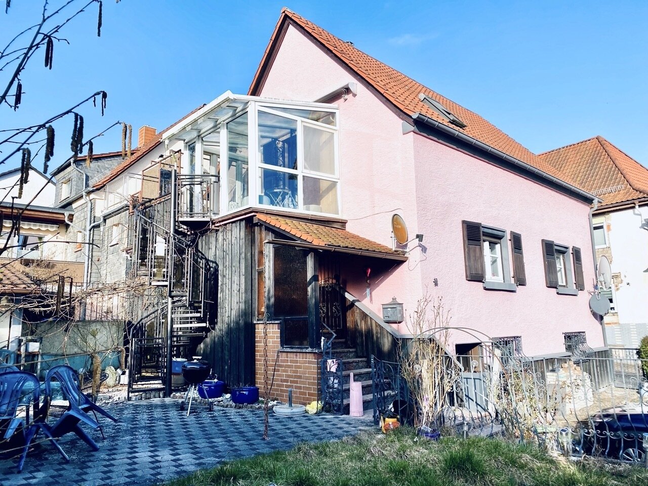 Steinwenden: Gepflegtes Einfamilienhaus mit Wintergarten und zwei Stellplätzen