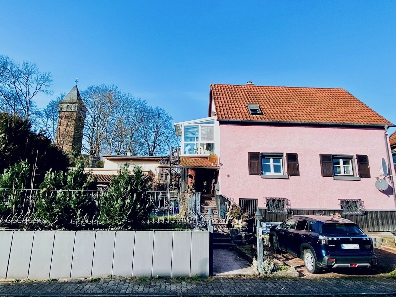 Gepflegtes Einfamilienhaus mit Wintergarten und zwei Stellplätzen