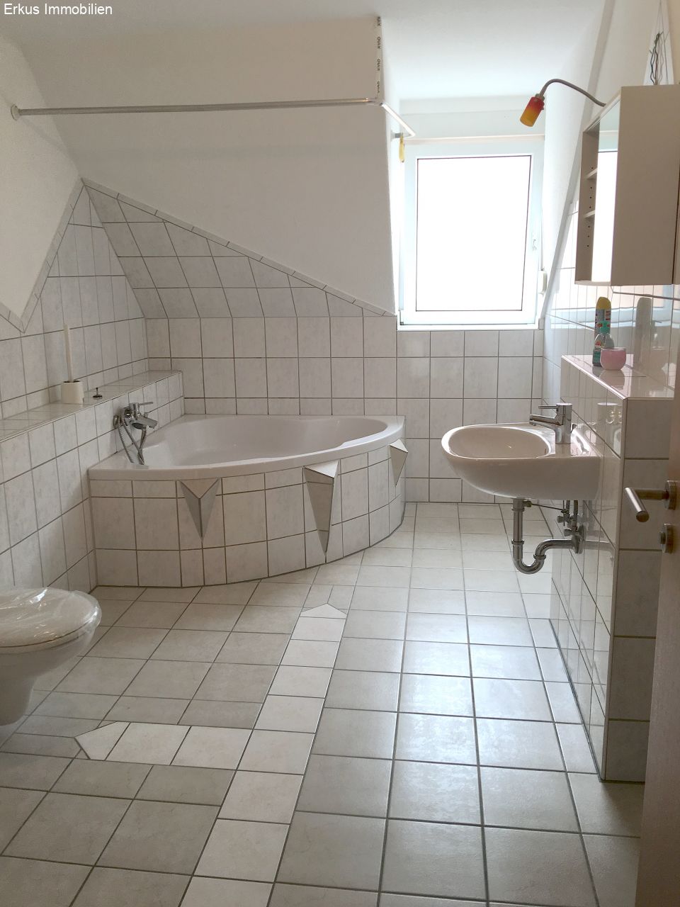 Gepflegte Dachgeschosswohnung für max 2 Personen, Nähe Pfalzklinikum-KL