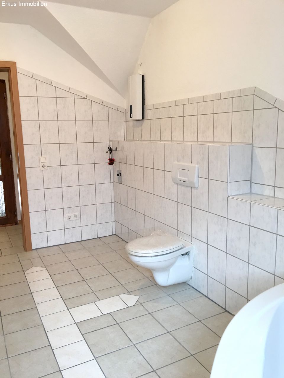 Gepflegte Dachgeschosswohnung für max 2 Personen, Nähe Pfalzklinikum-KL