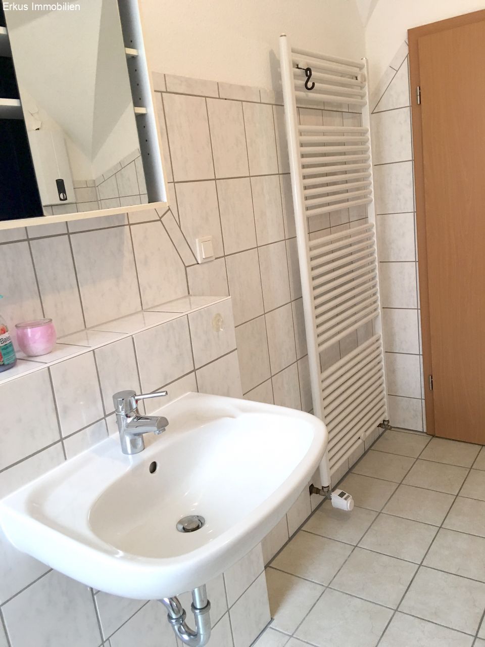 Gepflegte Dachgeschosswohnung für max 2 Personen, Nähe Pfalzklinikum-KL