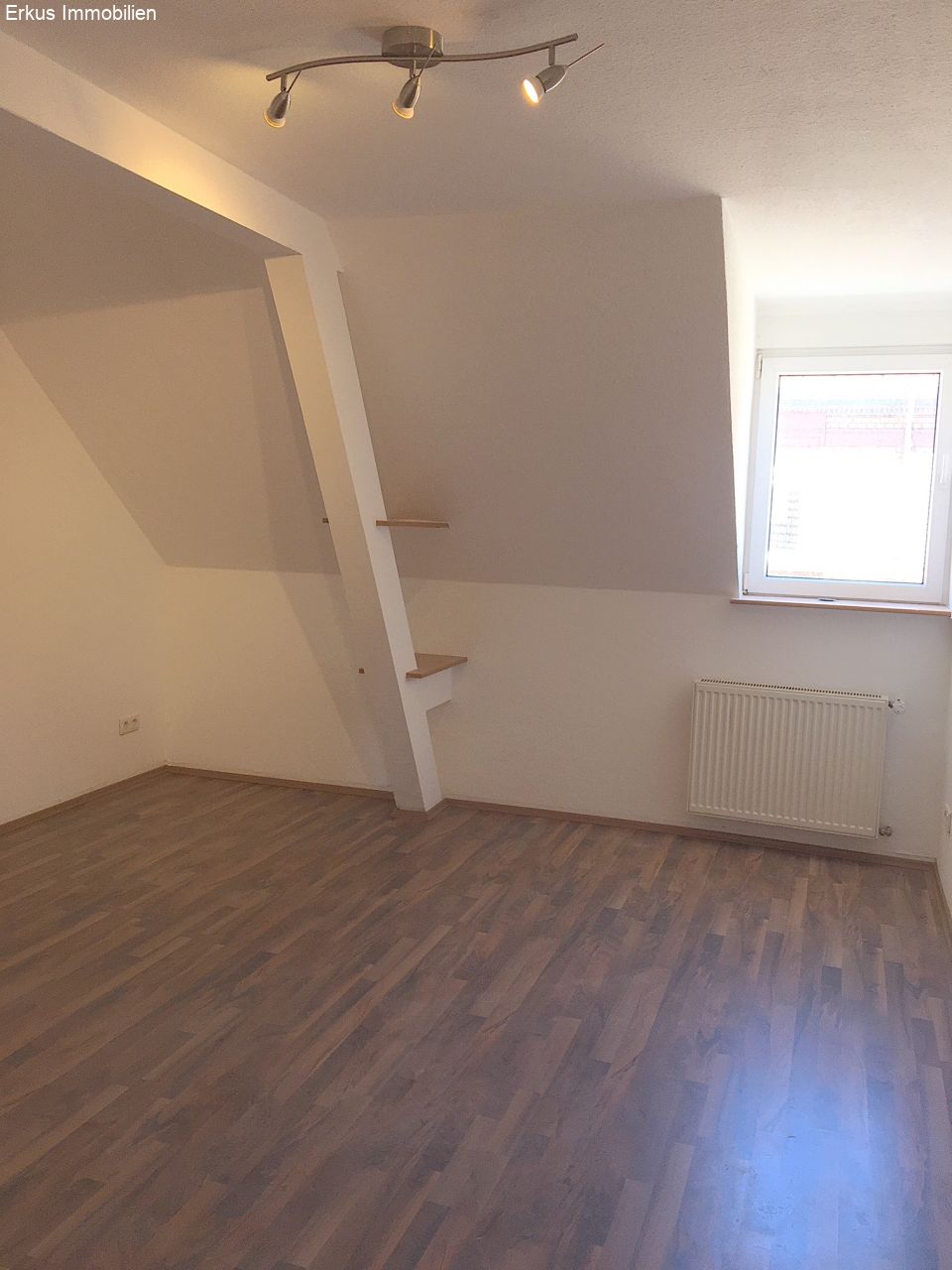 Gepflegte Dachgeschosswohnung für max 2 Personen, Nähe Pfalzklinikum-KL