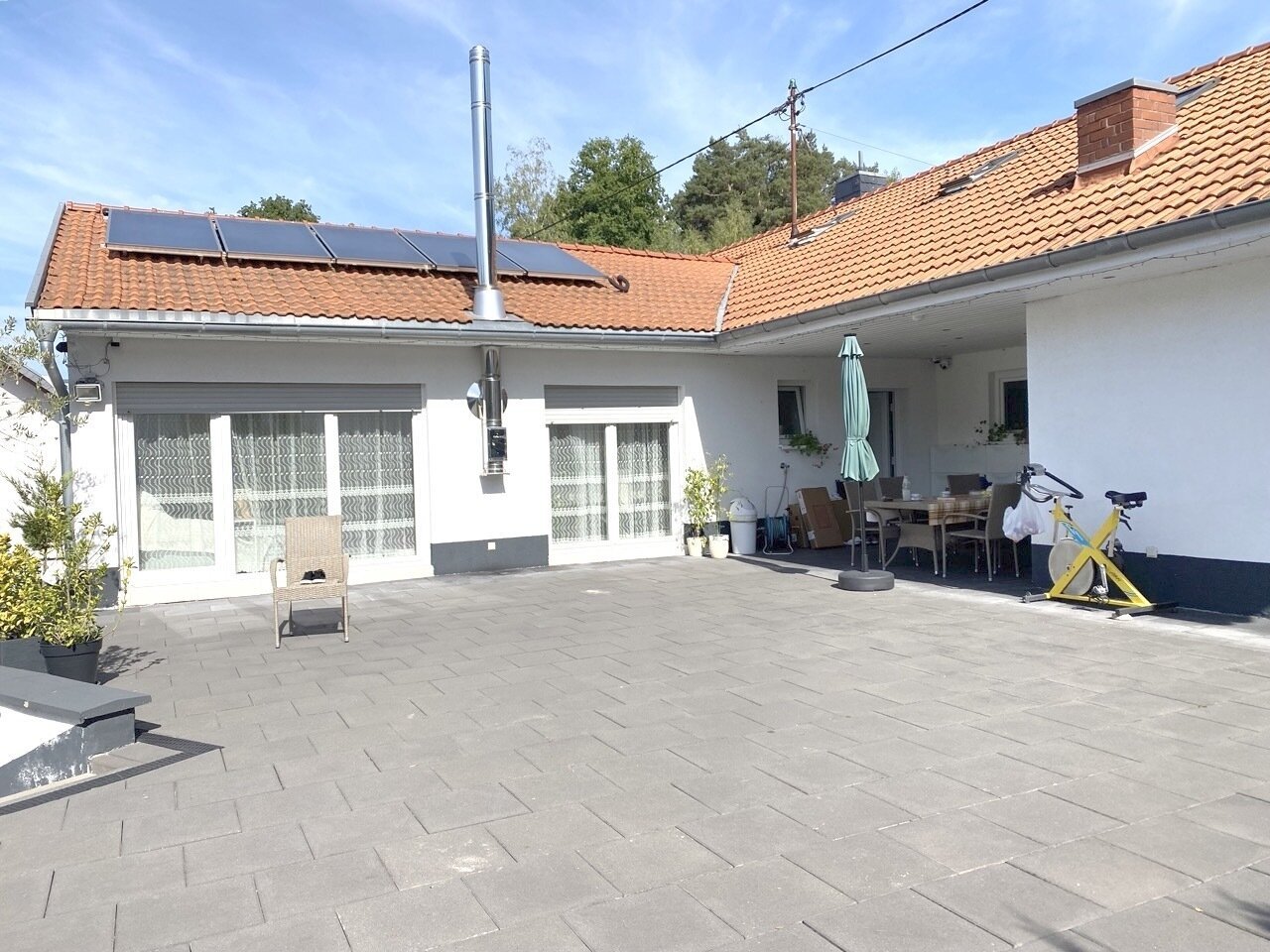 Hauseingang u. Terrasse